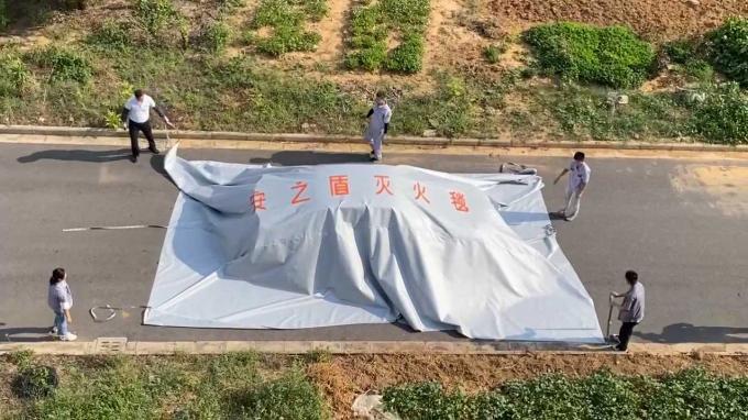 how-to-use-car-fire-blanket-step-3 के बारे में नवीनतम कंपनी की खबर सनटेक्स फायर कंबल का उपयोग कैसे करें? 2