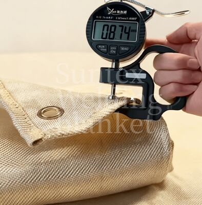 550°C गर्मी प्रतिरोधी एक्रिलिक लेपित फाइबरग्लास वेल्डिंग कंबल रोल अनुकूलन योग्य आकारों के साथ